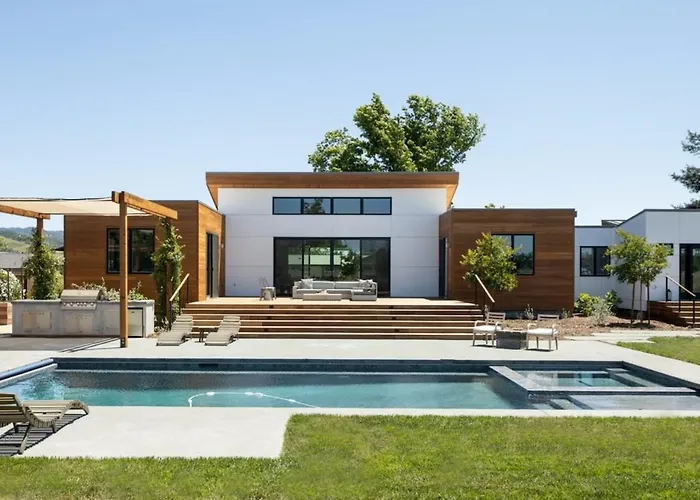 Luxury Villa Year-Round Heated Pool Hot Tub Fire Pit Lawn