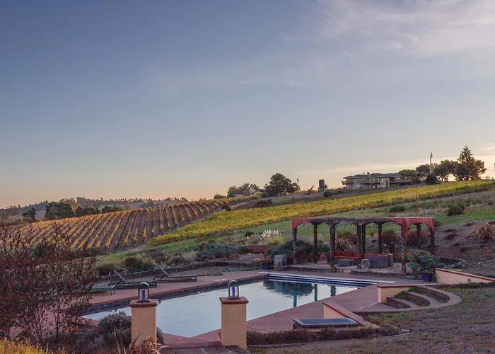 5 Acre Villa Retreat With Vineyard Pool Spa & Amazing Views Of Sonoma County